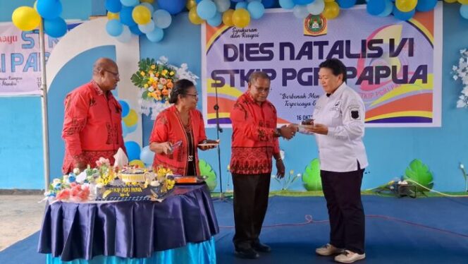 
					Penyerahan kue oleh Rektor STKIP PGRI Papua kepada Sekda Kepulauan Yapen Erny Tania.  (KabarPapua.co/Ainun Faathirjal)