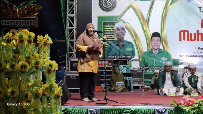 
					Sekda Kepulauan Yapen, Erny Tania saat memberikan sambutan di Tabliq Akbar.  (KabarPapua.co/Ainun Faathirjal)