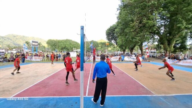 
					Pertandingan Turnamen Bola Voli di Alun-alun Trikora Serui, Kabupaten Kepulauan Yapen, Papua. (KabarPapua.co/Ainun Faathirjal)