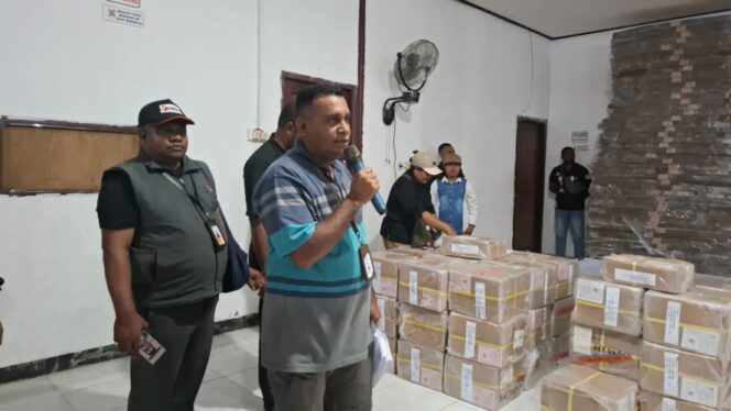 
					Plh Ketua KPU Kepulauan Yapen Ferdinand saat Laporkan Logistik Pilkada 2024.
(KabarPapua.co/Ainun Faathirjal)