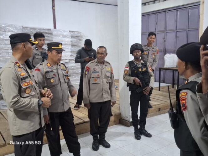 
					Kapolres Kepulauan Yapen, Compel Ardhyan Ukie Hercahyono saat menyaksikan surat suara tiba di gudang logistik KPU Kepulauan Yapen. (KabarPapua.co/Ainun Faathirjal) 