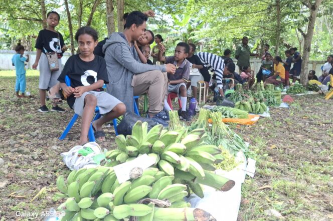 
					Siswa menjual hasil kebun dalam bazar murah di halaman sekolah SD Kristen Charis Serui, Kepulauan Yapen, Papua. (KabarPapua.co/Ainun Faathirjal)