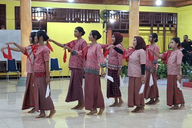 
					Penampilan Tari Lenso khas Maluku oleh Remaja IKEMAL Yapen dalam pembukaan pentas seni. (KabarPapua.co/Ainun Faathirjal)