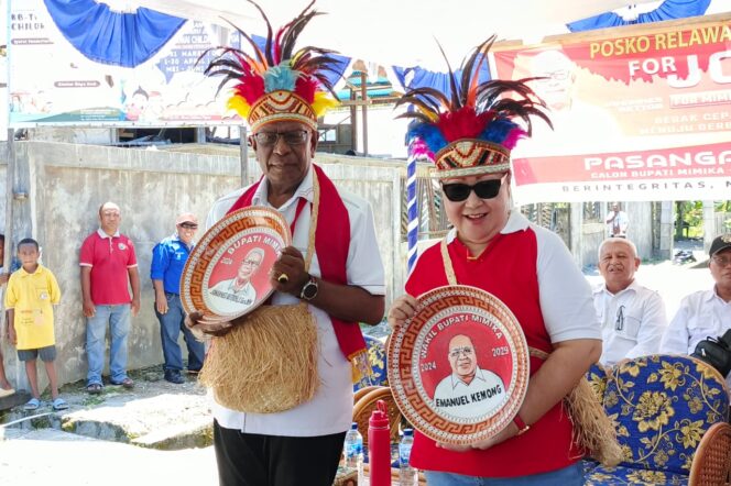 
					Calon Bupati Mimika Johannes Rettob menunjukkan piring gantung bergambar JOEL dari Relawan Karang Panas KM 5. (Ist)