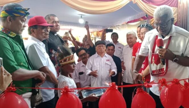 
					Calon Bupati Mimika, Johannes Rettob meresmikan Posko Pemenangan Nusantara SP2 di Kelurahan Wanagon, Distrik Mimika Baru,  1 Oktober 2024. (Ist)