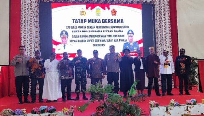 
					Foto Bersama Penjabat Bupati Puncak Nenu Tabuni bersama Kapolres Puncak Kompol I Nyoman Punia dan Paslon usai doa bersama lintas agama. (Diskominfo Puncak)