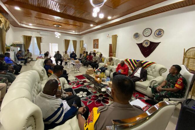 
					Suasana rapat koordinasi bersama Forkopimda untuk penyelesaian bentrok antarwarga di Wamena, Kamis 3 Oktobr 2024. (Kodim Jayawijaya)