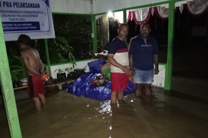 
					Kondisi kampung di Distrik Teluk Ampimoi, Kepulauan Yapen, Papua terdampak banjir. (KabarPapua.co/Ainun Faathirjal)