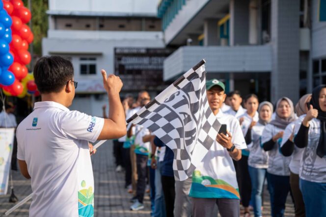 
					Pelepasan peserta jalan sehat Porseni PLN Papua dalam memperingati HLN ke-79. (PLN)