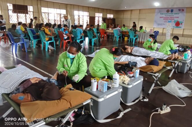 
					Suasana donor darah yang dinisiasi PGRI Asmat menyambut HUT ke-79. (KabarPapua.co/Abdel Syah)