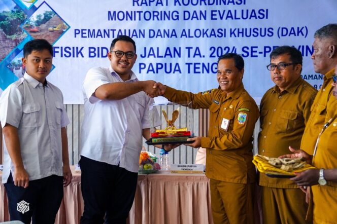 
					Pembukaan Rakor monitoring dan evaluasi DAK bidang jalan tahun anggaran 2024 di Papua Tengah. (Humas Pemprov Papua Tengah)