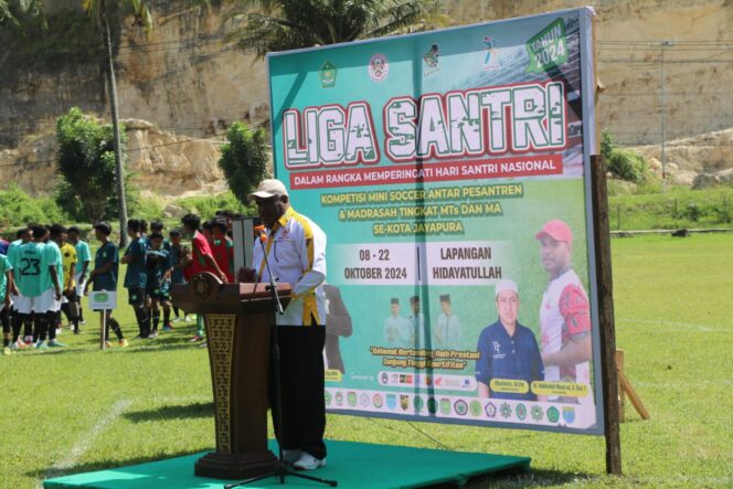 
					Ketua KONI Jayapura, Abisai Rollo membuka Liga Santri se-Kota Jayapura di Lapangan Pondok Pesantren Hidayatullah. (KabarPapua.co/Natalya Yoku)