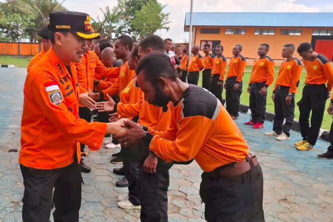 
					Kepala Kantor SAR Biak Kundori saat menutup pelatihan water rescue di Kepulauan Yapen. (KabarPapua.co/Ainun   Faathirjal)