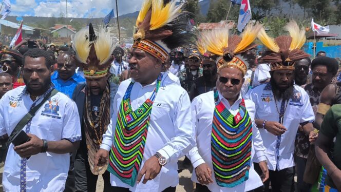 
					Calon Gubernur dan Wakil Gubernur Papua Tengah nomor urut 4, Willem Wandik dan Aloysius Giyai disambut masyarakat  Puncak, Rabu 9 Oktober 2024. (Ist)