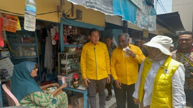 
					Pasangan ABR-Harus saat blusukan untuk belanja masalah pedagang di jantung Kota Jayapura. (KabarPapua.co/Natalya Yoku)