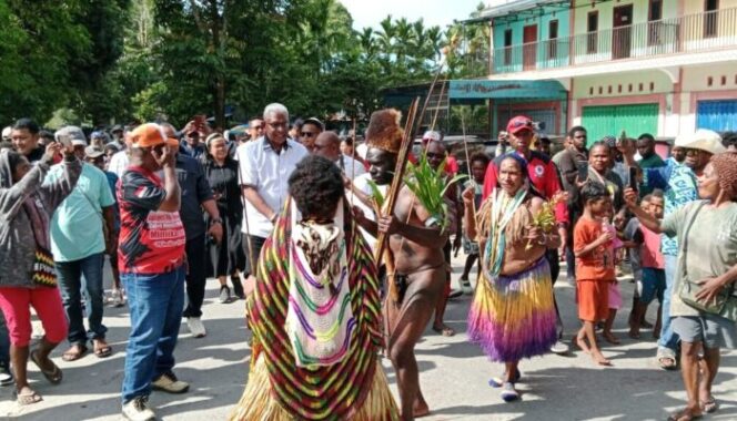 
					Warga Papua menyambut antusias pasangan Johannes Rettob dan Emanuel Kemong untuk peresmian Posko Relawan Jalan Baru Inelop Tate for JOEL, Sabtu 12 Oktober 2024. (Ist)