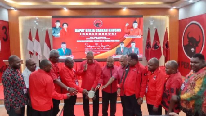 
					Ketua DPP PDIP Bidang Kehormatan, Komarudin Watubun saat Pembukaan Rakerdasus PDIP Papua Tengah. (Ist)