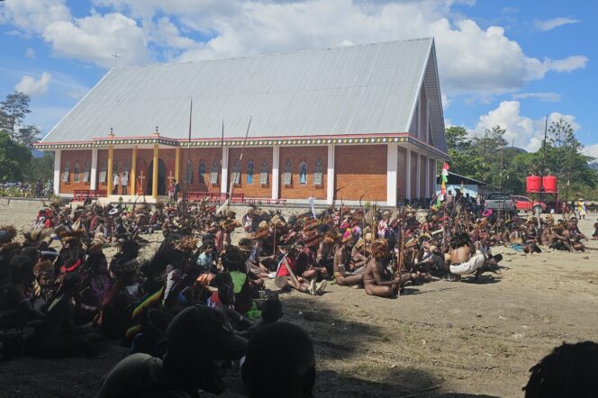 
					Suasana peresmian Gereja Katolik Musatfak, Kabupaten Jayawijaya, pada Jumat 11 Oktober 2024. (KabarPapua.co/Stefanus Tarsi)