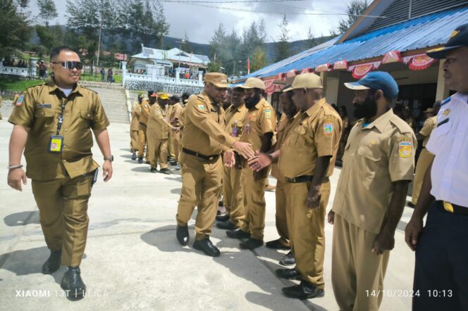 
					Penjabat Bupati Puncak, Nenu Tabuni saat apel ASN, Senin 14 Oktober 2024. (Diskominfo Puncak)