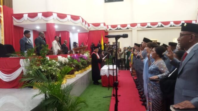 
					Pelantikan anggota DPRD Kota Jayapura periode 2024-2029, Senin 14 Oktober 2024. (KabarPapua.co/Natalya Yoku)