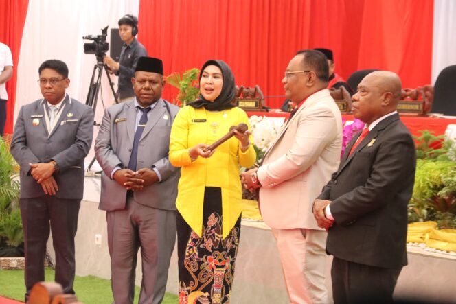 
					Momen Ketua Sementara DPRD Kota Jayapura, Yuli Rachman menerima palu sidang. (KabarPapua.co/Natalya Yoku)