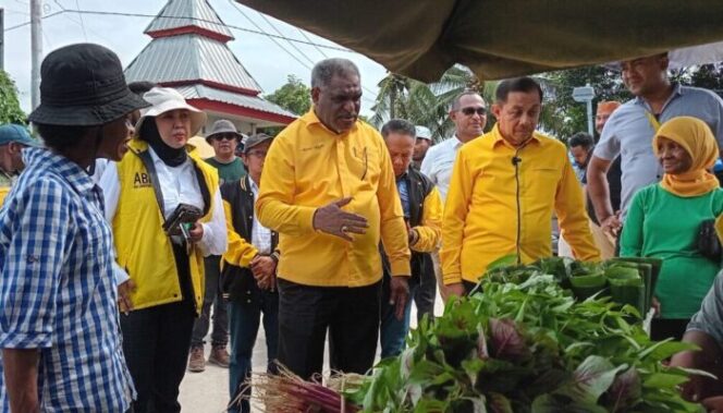 
					Abisai Rollo-H Rustan Saru saat blusukan di pasar untuk mendengar curhatan pedagang. (KabarPapua.co/Natalya Yoku)