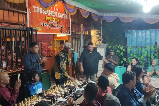 
					Johannes Rettob saat membuka Turnamen Catur PPRC Cup di Warung Kopi 123 Mimika. (Ist)