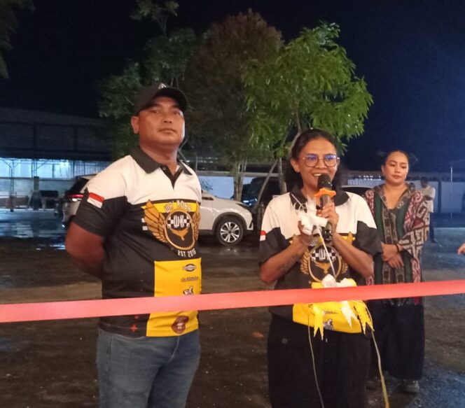 
					Pasangan Evans Tabo dan Cipto selaku pemilik dan pengelola Wakoba Food Court. (Kabarpapua.co/Natalya Yoku)