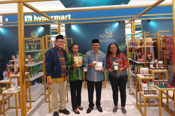 
					Pegiat Ekonomi Syariah Papua menunjukkan produk unggulan. (BI Papua)