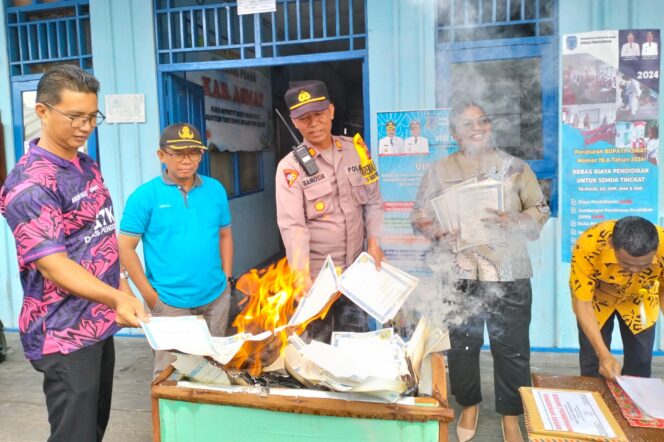 
					Proses pemusnahan ratusan blangko ijazah SMP oleh Dinas Pendidikan Asmat. (KabarPapua.co/Abdel Syah)