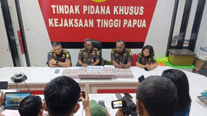 
					Kejati Papua merilis penyitaan uang Rp3 miliar dari kasus korupsi dana PON XX. (Ist)