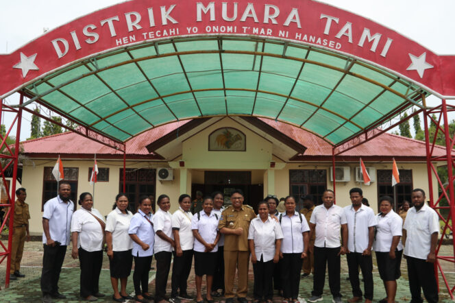 
					Penjabat Walikota Jayapura, Christian Sohilait saat sidak di Kantor Distrik Muara Tami. (KabarPapua.co/Natalya Yoku)