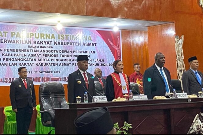 
					Pjs Bupati Asmat Willem Da Costa, Ketua Pengadilan Merauke Dinar Pakpahan dalam rapat paripurna istimewa pengambilan sumpah dan janji Anggota DPRD Asmat periode 2024-2029.  (KabarPapua.co/Abdel Syah)