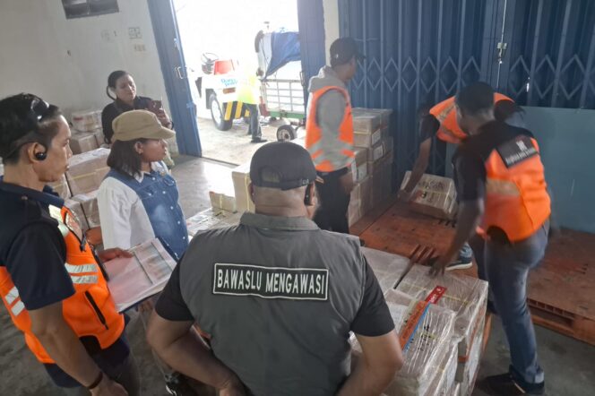 
					Bawaslu Kepulauan Yapen saat mengawal logistik Pilkada serentak di Biak Numfor. (Bawaslu Yapen)