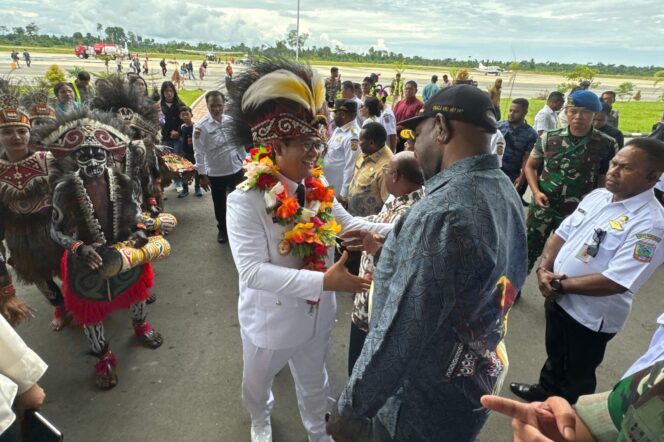 
					Penjabat Gubernur Papua Tengah, Anwar Harun Damanik disambut sukacita saat tiba di Bandara Nabire. (Humas Pemprov Papua Tengah)