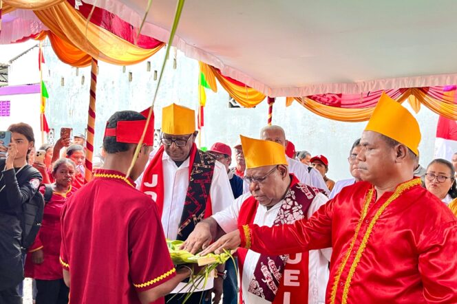 
					Warga Kerukunan Soendrat Elsadat saat menyambut pasangan Johannes Rettob-Emanuel Kemong. (Ist)