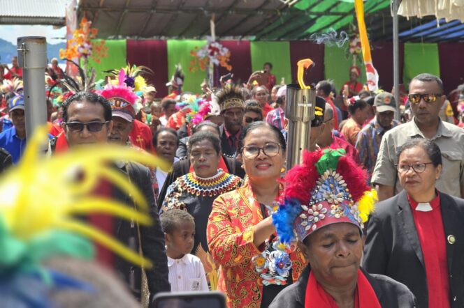 
					Penjabat Bupati Kepulauan Yapen, Suzana Wanggai saat kirab obor seabad Pekabaran Injil di Kampung Sarawandori, Jumat 25 Oktober 2024. (Humas Pemkab Yapen)