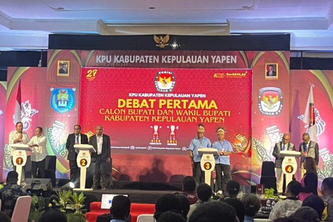 
					Empat paslon saat debat publik perdana Pilkada Kepulauan Yapen, Jumat 25 Oktober 2024. (KabarPapua.co/Ainun Faathirjal)
