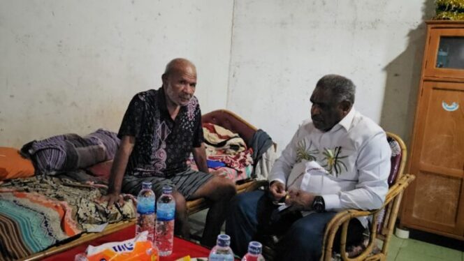 
					Manajer Persipura Abisai Rollo saat sowan ke rumah Ondoafi Kayu Batu, Ridolf Makanuay jelang jamu Persewar di Stadion Mandala. (KabarPapua.co/Natalya Yoku)