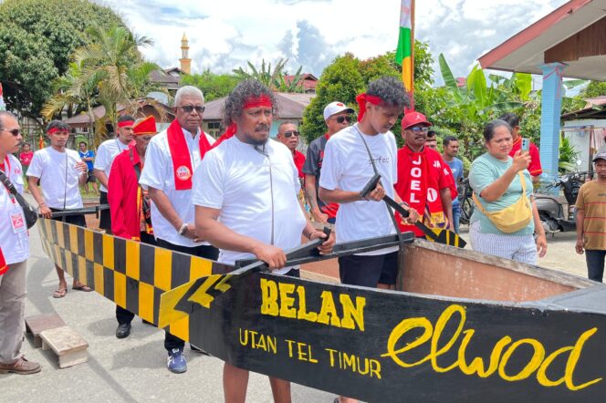 
					Kerukunan Keluarga Besar Utan Tel Timur (KKBUTT) Kota Tual menyambut Johannes Rettob menuju Gerbang Emas Mimika. (Ist)