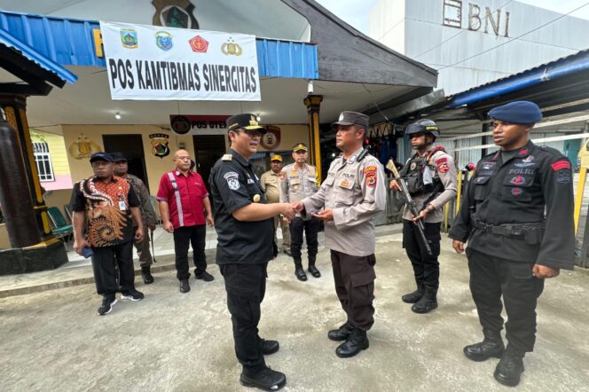 
					Penjabat Gubernur Papua Tengah, Anwar Damanik saat meluncurkan Pos Kamtibmas di Nabire. (Ist)