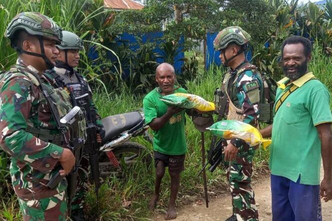 
					Personel TNI dari Yonif 756/WMS memberikan sembako untuk masyarakat di Kampung Putapa, Distrik Kammu, Kabupaten Dogiyai. (Ist)