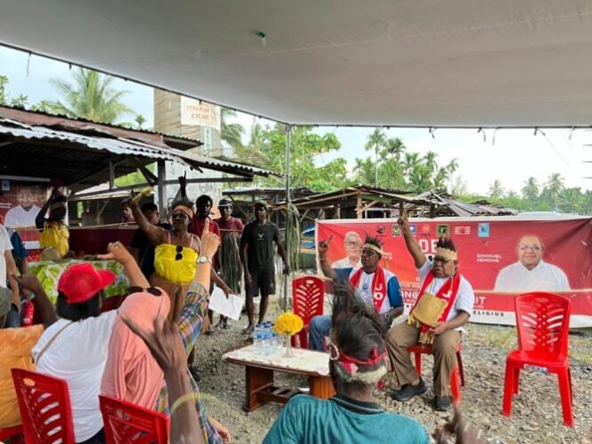 
					Mama-mama yang tergabung dalam Relawan Posko Pulau Pisang menyatakan dukungan kepada calon Bupati dan Wakil Bupati Mimika nomor urut 1, Johannes Rettob - Emanuel Kemong (JOEL).
Foto: Tim JOEL.