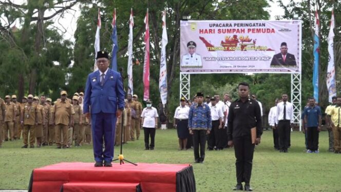 
					Penjabat Walikota Jayapura, Christian Sohilait menjadi inspektur upacara Hari Sumpah Pemuda. (KabarPapua.co/Imelda)