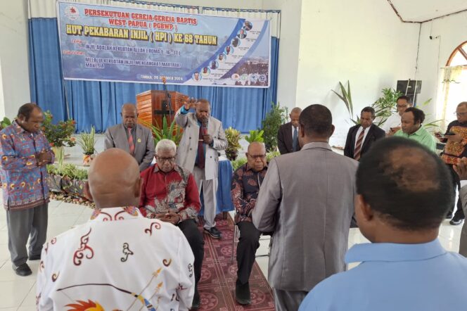 
					Wakil Presiden Gereja-gereja Baptis West Papua Pdt. Natalis Tabuni memimpin para Hamba Tuhan mendoakan John-Emanuel yang sedang berkontestasi di Pilkada Mimika 2024. (Ist)