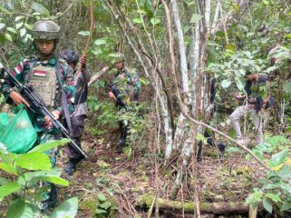 Satgas Yonif 131 Braja Sakti saat melakukan patroli di jalur tikus Perbatasan Papua Nugini. (Ist)