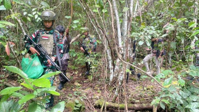 
					Satgas Yonif 131 Braja Sakti saat melakukan patroli di jalur tikus Perbatasan Papua Nugini. (Ist)