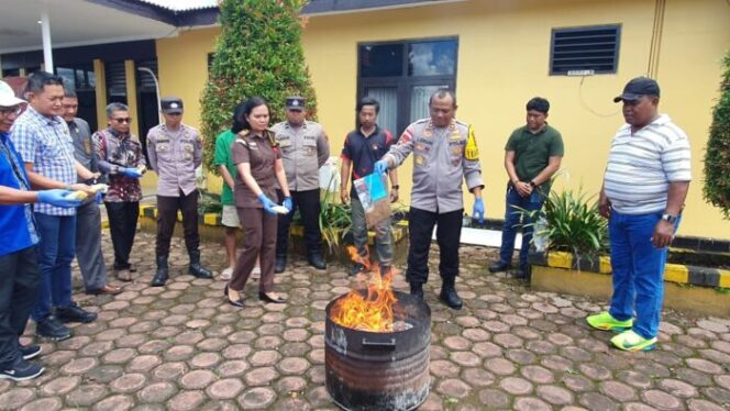 
					Pemusnahan barang bukti dipimpin Kapolres Mimika AKBP I Komang Budiartha. (Polda Papua)