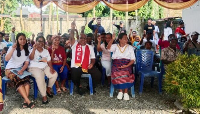 
					Calon Wakil Bupati Mimika, Emanuel Kemong bersama relawan di Posko Bhineka Tunggal Ika. (Ist)