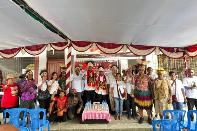 
					Paslon Bupati dan Wakil Bupati Mimika, Johannes Rettob- Emanuel Kemong foto bersama masyarakat Opitawak. (Ist)